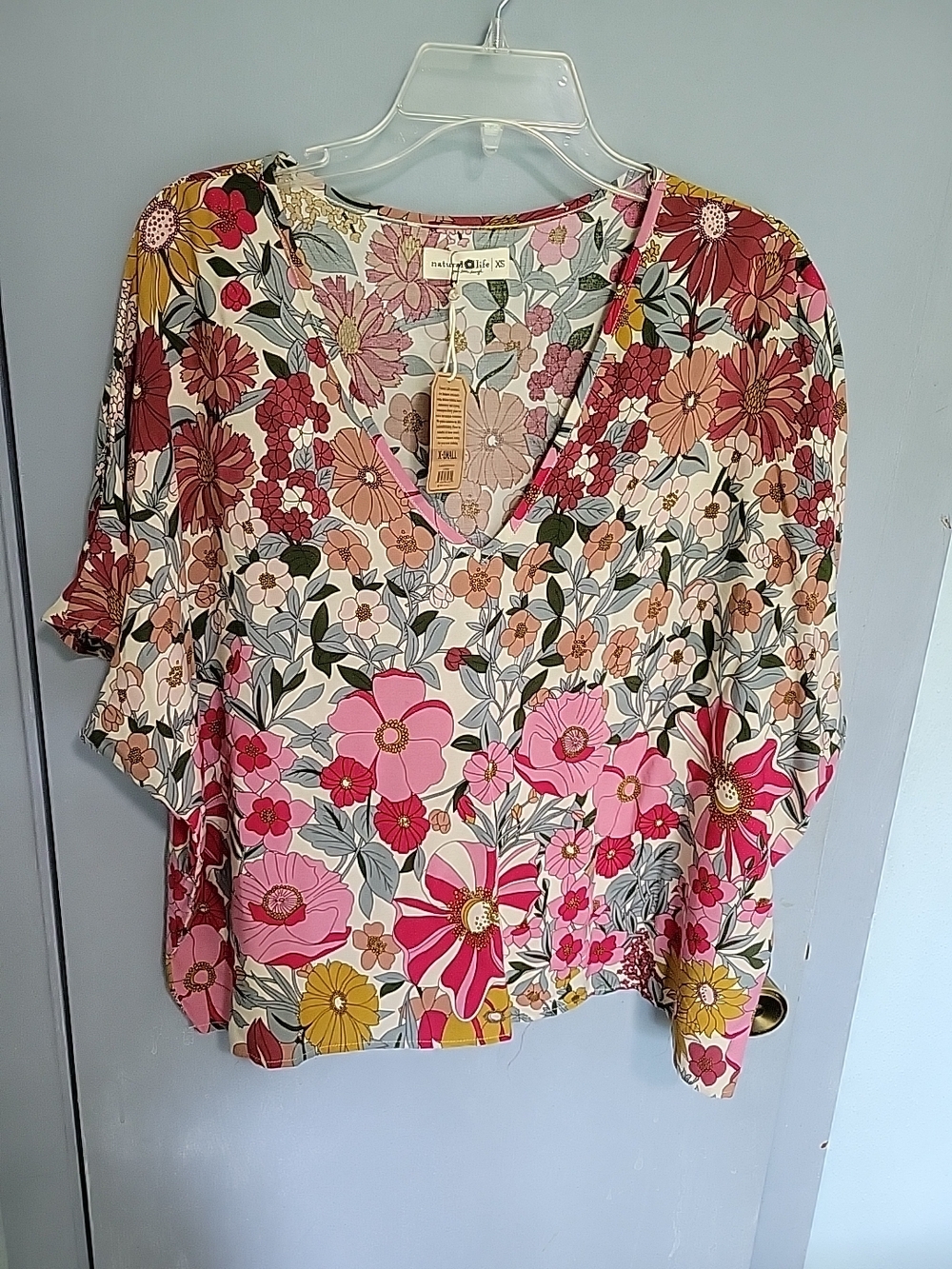 Natural Life Crop Top Nwt   Floral V- in Multi Pink Sz Xs Rayon